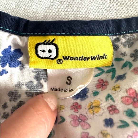 Wonder Wink women’s scrub top small white blue pink floral print nursing shirt - Picture 5 of 6